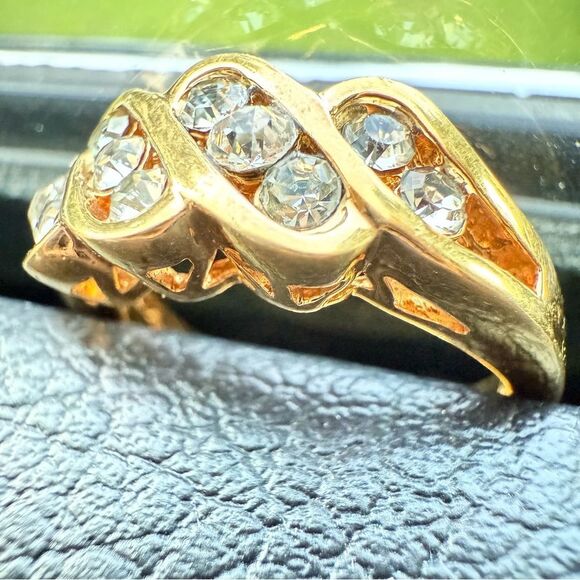 WOMEN’S GOLD TONE STATEMENT RING– CRYSTAL ACCENTS – SIZE 7 – NEIMAN MARCUS STYLE - Picture 5 of 17